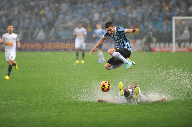 Jogo do &uacute;ltimo domingo entre Gr&ecirc;mio e Atl&eacute;tico-MG teve gramado encharcado