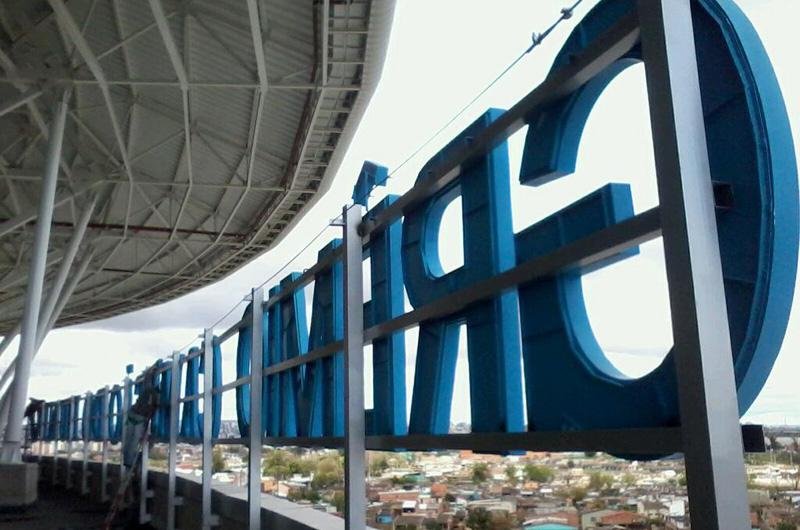 Gr&ecirc;mio instala letreiro de campe&atilde;o mundial na Arena