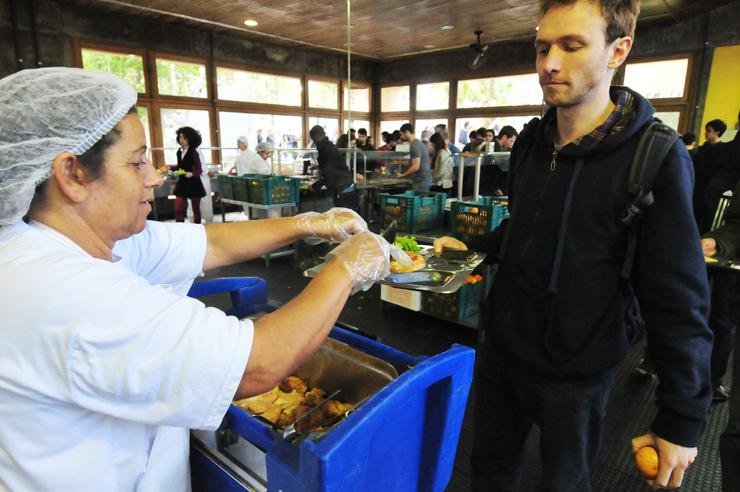 Restaurante universit&aacute;rio &eacute; aberto a estudantes, servidores e trabalhadores terceirizados da Ufrgs