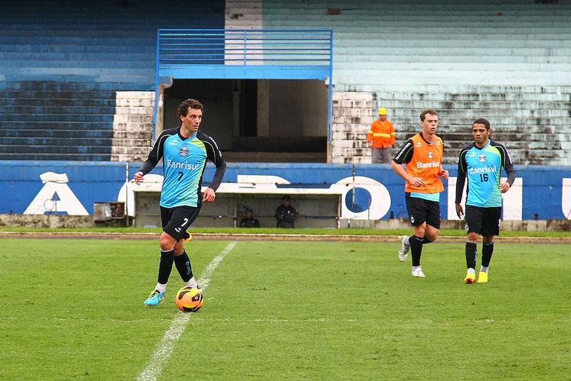 Meia retorna ao time gremista