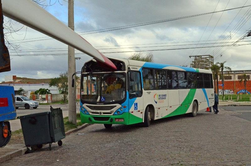&Ocirc;nibus do transporte coletivo colide com p&aacute; e&oacute;lica em Rio Grande