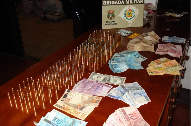 Trio &eacute; preso por tr&aacute;fico internacional de muni&ccedil;&otilde;es e medicamentos