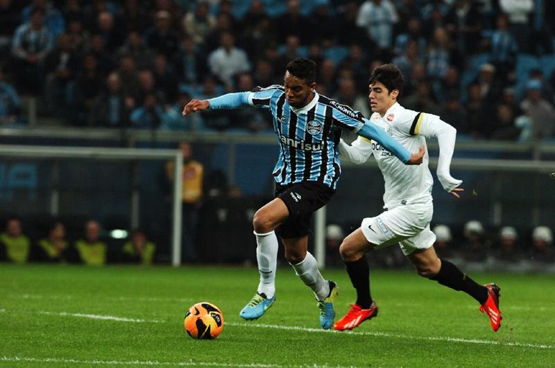 Gr&ecirc;mio enfrenta Santos pela quarta vez em 2013
