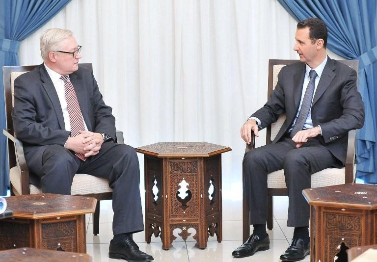Vice-ministro das Rela&ccedil;&otilde;es Exteriores russo Serguei Riabkov e o presidente s&iacute;rio Bashar al-Assad