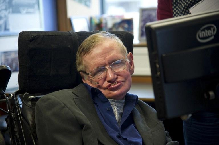 Stephen Hawking se desloca em uma cadeira de rodas e fala com a ajuda de uma m&aacute;quina
