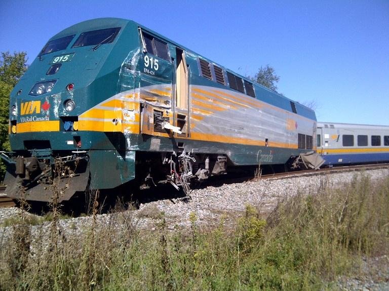 Trem e &ocirc;nibus colidiram em Ottawa, no Canad&aacute;