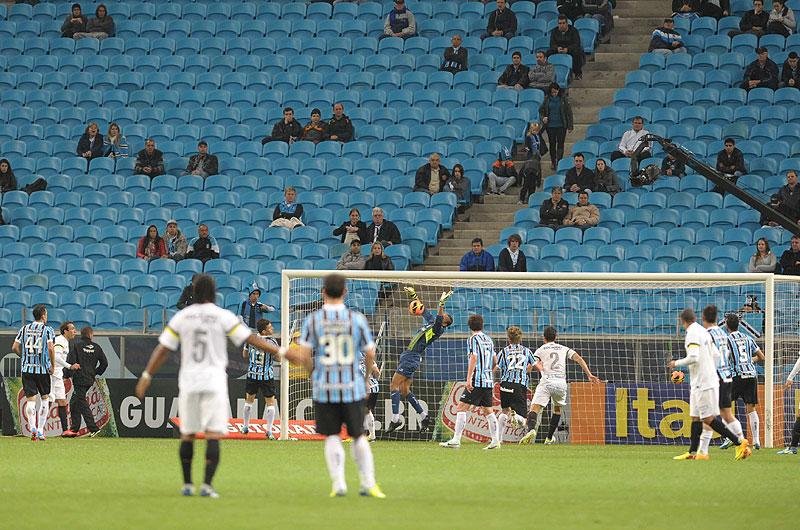 Gr&ecirc;mio mostra pouco futebol e deixa Santos empatar no fim do jogo