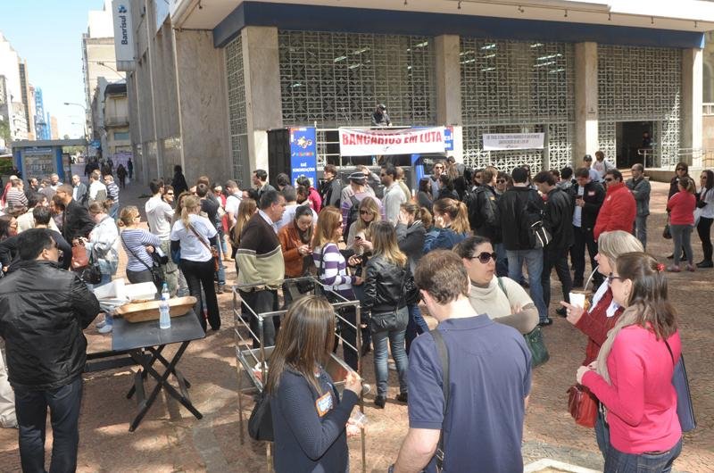 Manifestantes serviram almo&ccedil;o na Pra&ccedil;a da Alf&acirc;ndega