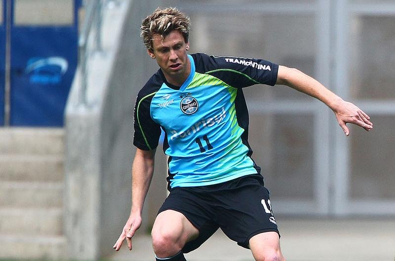 Gabriel sofre les&atilde;o no joelho e deixa treino do Gr&ecirc;mio na Bahia