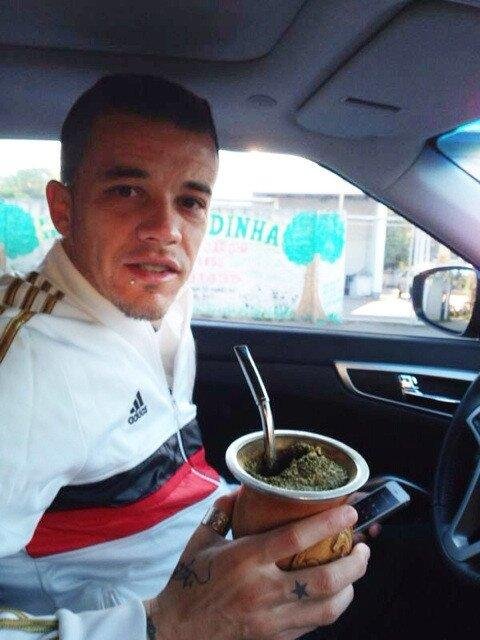 Meia do Inter postou foto no microblog com cuia na m&atilde;o