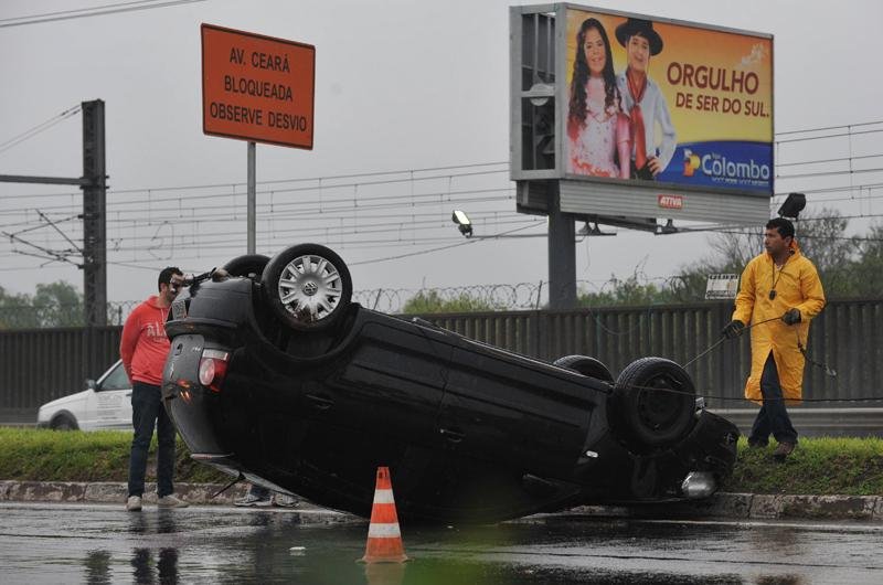Apesar do capotamento, motorista n&atilde;o sofreu ferimentos