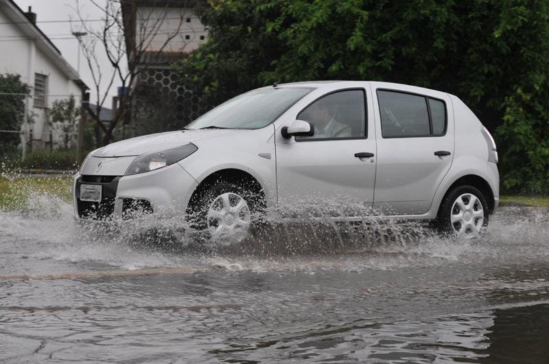 Ruas e avenidas da Capital ficaram alagadas por causa da chuva