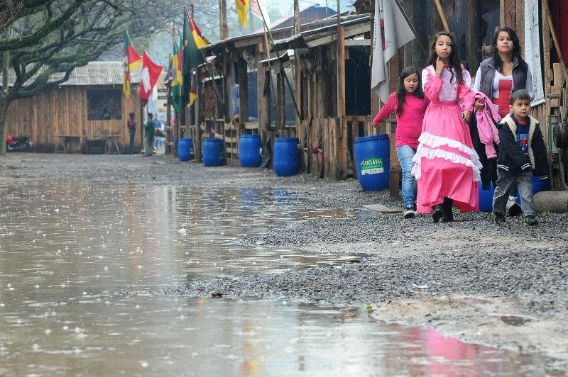 Visitantes enfrentaram chuva, barro e frio