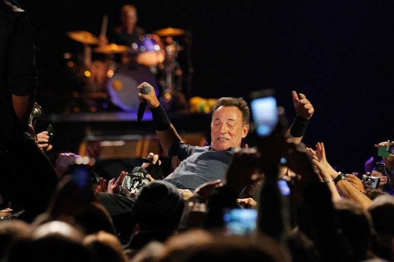 Springsteen foi carregado pela plateia em grande momento da noite