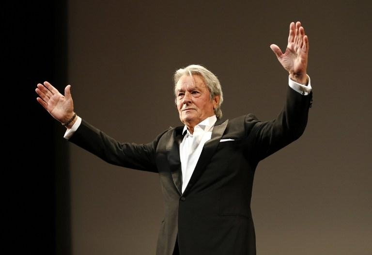 Alain Delon deixa hospital e retoma ensaios para pe&ccedil;a de teatro