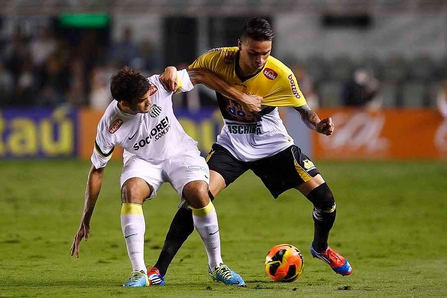 Santos vence Crici&uacute;ma e volta a se aproximar da Libertadores