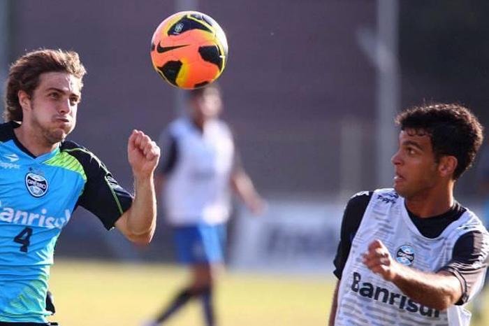 Garoto Rafael Thyere (D), do elenco sub-20 do Gr&ecirc;mio, ficar&aacute; como op&ccedil;&atilde;o ap&oacute;s les&atilde;o de Gabriel