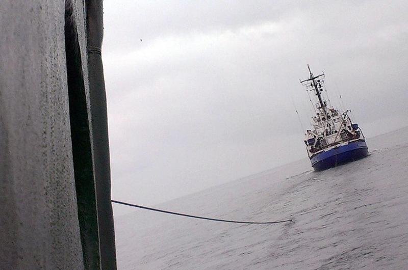 Navio do Greenpeace foi rebocado por barco da guarda-costeira