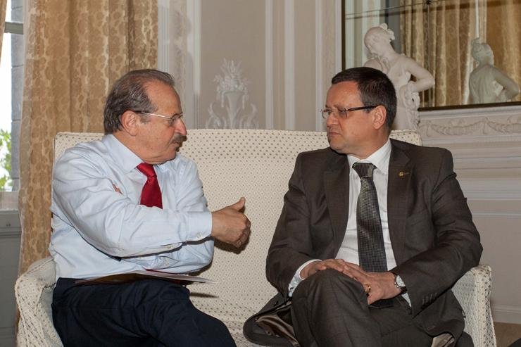 Reuni&atilde;o entre Tarso e Beto Albuquerque durou cerca de 15 minutos