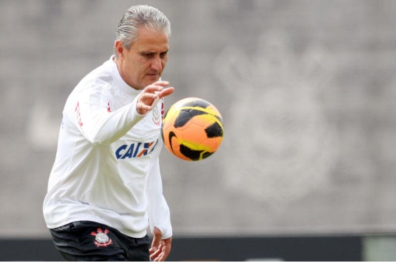 Tite se tornar&aacute; segundo t&eacute;cnico com mais jogos no Corinthians