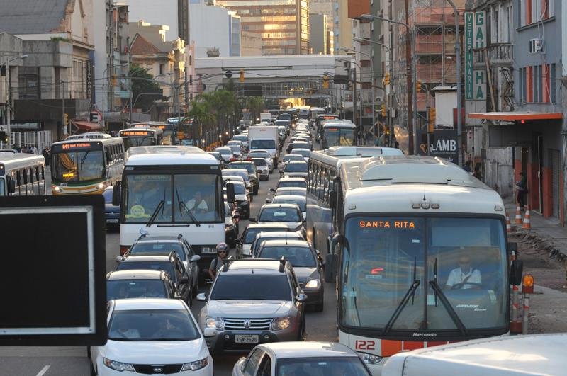 Levantamento mostra que ruas e avenidas da Capital n&atilde;o acompanharam aumento da frota de carros