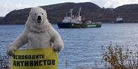 Cartaz diz: Liberte os ativistas, salve o Ártico