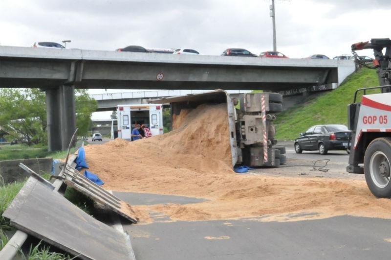 Caminh&atilde;o tombou na BR 290