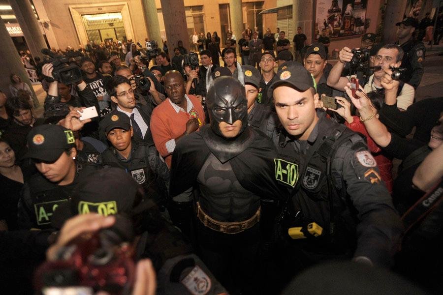 Pol&iacute;cia do Rio prendeu seis mascarados em protesto
