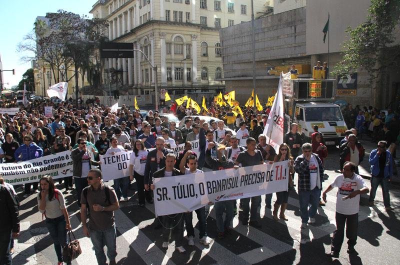 Trabalhodres come&ccedil;aram e se reunir pela manh&atilde;