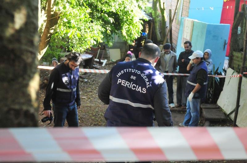 Peritos avaliaram local do crime, onde homem foi encontrado morto em Porto Alegre
