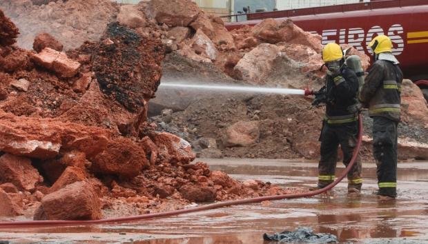 Dia tamb&eacute;m &eacute; de limpeza em galp&atilde;o de S&atilde;o Francisco do Sul