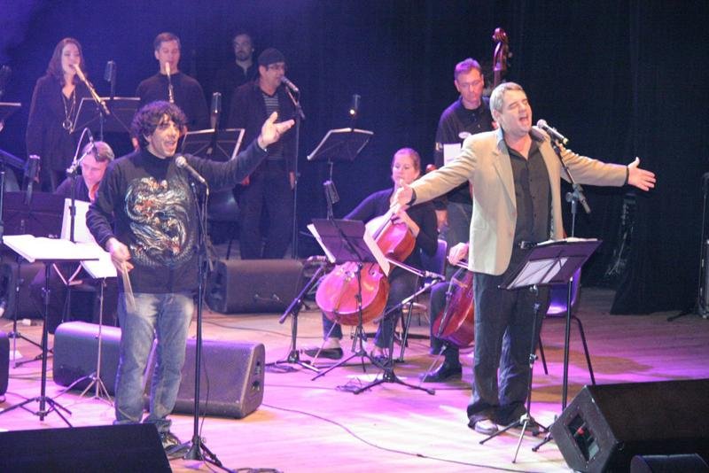 Maestro Tiago Flores e m&uacute;sico Tonho Crocco se apresentam com orquestra da Ulbra