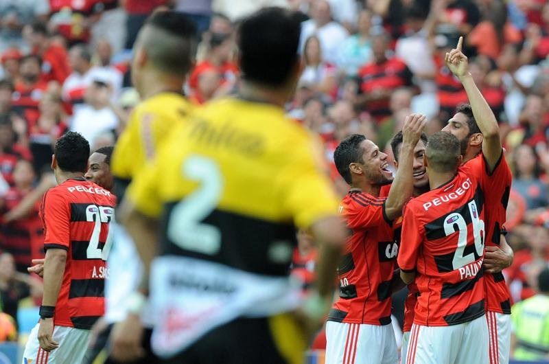 Cariocas aplicaram 4 a 1 com direito a um p&ecirc;nalti para cada equipe no Maracan&atilde;