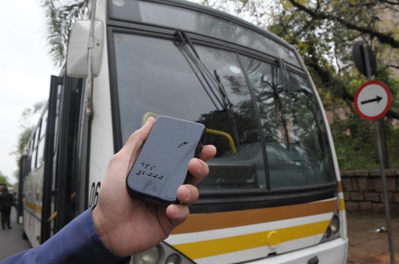 Aparelho vai auxiliar deficientes visuais no transporte p&uacute;blico em Porto Alegre
