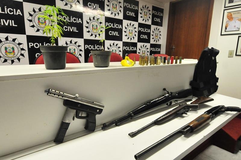 Armas foram apreendidas durante opera&ccedil;&atilde;o do Denarc em Viam&atilde;o