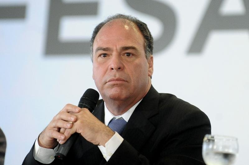 Ministro tomou a medida ap&oacute;s PSB decidir entregar os cargos no governo