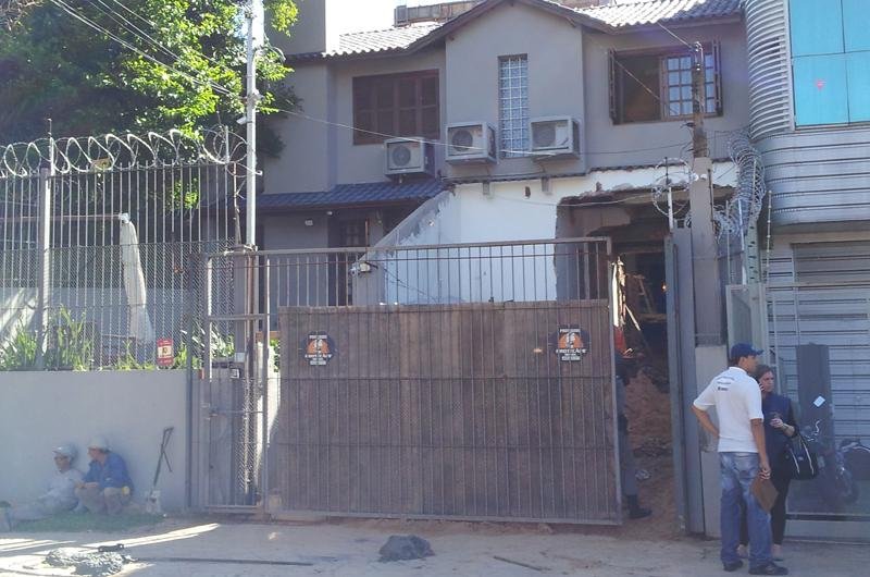 Parte do im&oacute;vel, de dois andares, veio abaixo no in&iacute;cio da tarde