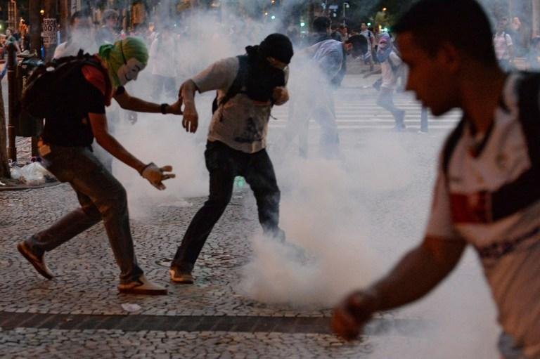 Manifestantes montam barricada para enfrentar PM em protesto no Rio