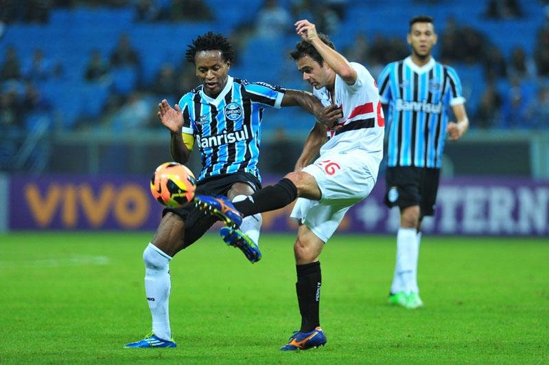 Z&eacute; Roberto nega contato com S&atilde;o Paulo e cita cl&aacute;usula de renova&ccedil;&atilde;o
