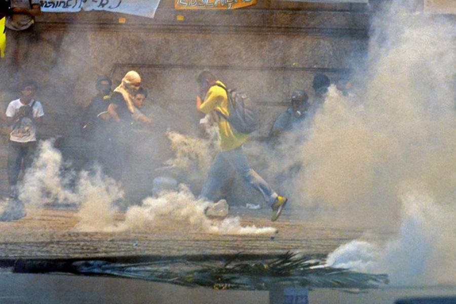 Vidra&ccedil;as foram destru&iacute;das e policiais, xingados e apedrejados, reagiram com sprays de pimenta e explosivos.