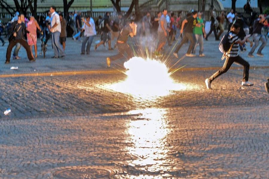 Com conflito, PM dispersa manifesta&ccedil;&atilde;o em frente &agrave; C&acirc;mara do Rio