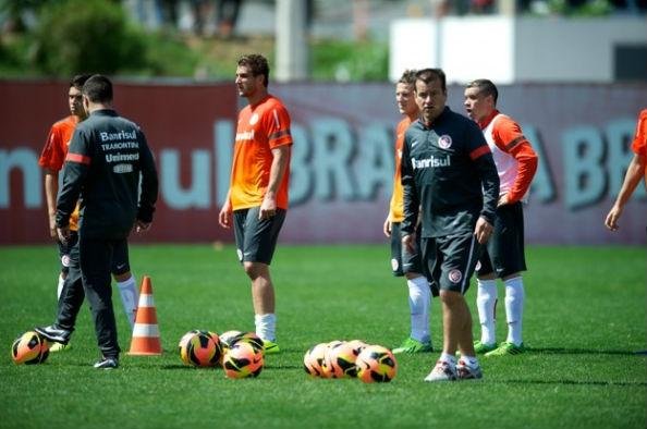 Dunga declara guerra &agrave; bola parada advers&aacute;ria 