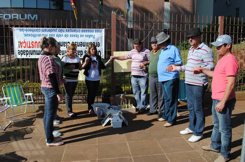 Pais e familiares das v&iacute;timas protestaram em frente ao F&oacute;rum de Erechim