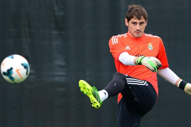 Casillas diz que pretende ficar no Real, mas n&atilde;o descarta sa&iacute;da