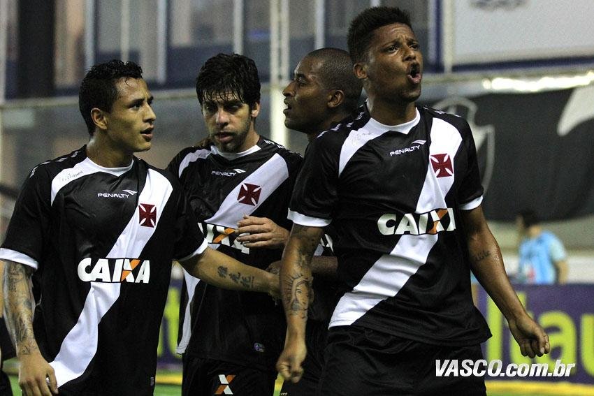 Jogando melhor, Vasco bate o Inter em Maca&eacute;
