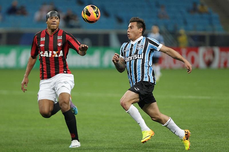 Gr&ecirc;mio teme pela condi&ccedil;&atilde;o f&iacute;sica de Vargas e Riveros ap&oacute;s eliminat&oacute;rias