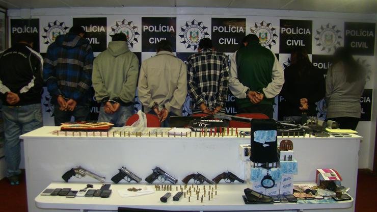 Armas, proj&eacute;teis, drogas, celulares e dinheiro foram apreendidos na a&ccedil;&atilde;o