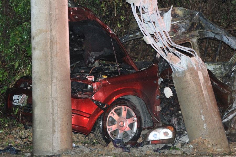 Em Porto Alegre, estudante morreu ap&oacute;s colidir o carro contra um poste da rede de energia el&eacute;trica