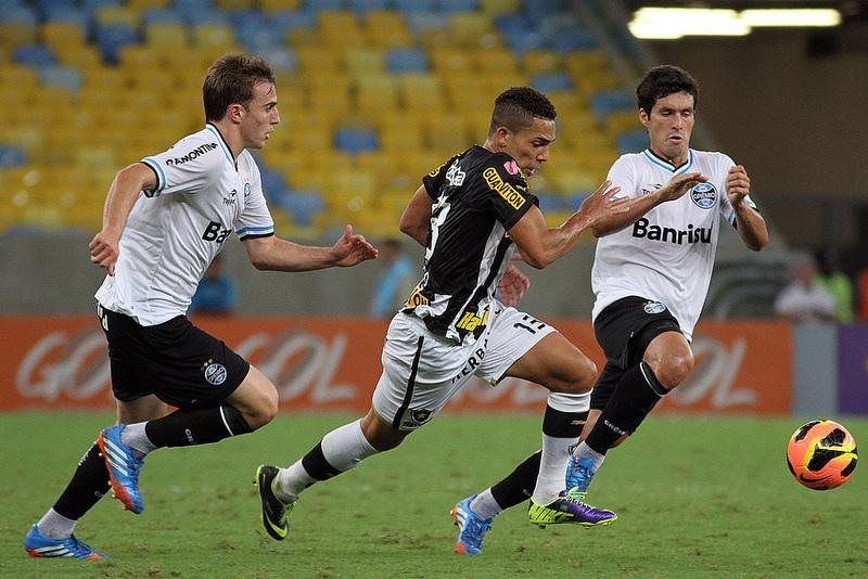 Souza destacou ra&ccedil;a do Gr&ecirc;mio contra o Botafogo