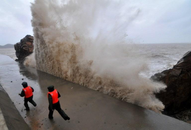 Onda gigante provocada pelo tuf&atilde;o Fitow atinge p&iacute;er em Wenling, China